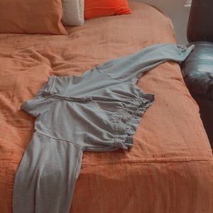 grey long-sleeved stretchy jacket crop top